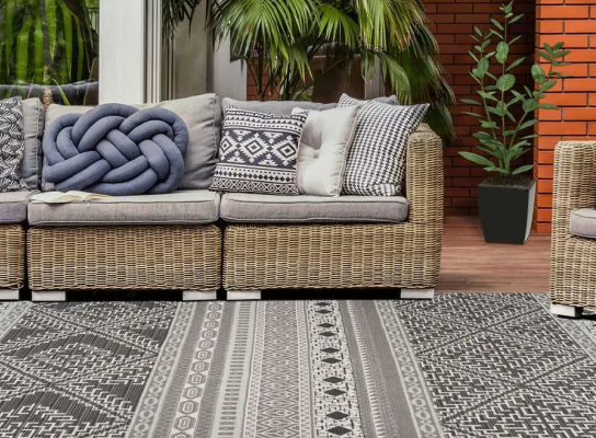 Νέα τάση στα μπαλκόνια: Χαλιά! 